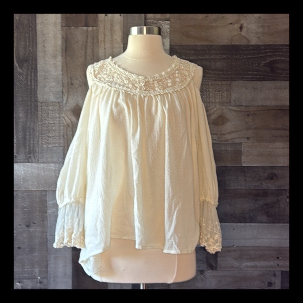Cream cold shoulder peasant top small floral lace coquette cottagecore festival